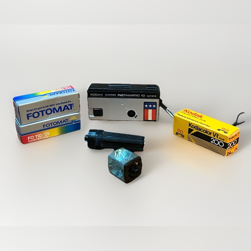 Kodak Pocket Instamatic 10 Camera w/ Film & Flash Cubes And Arm - UNTESTED